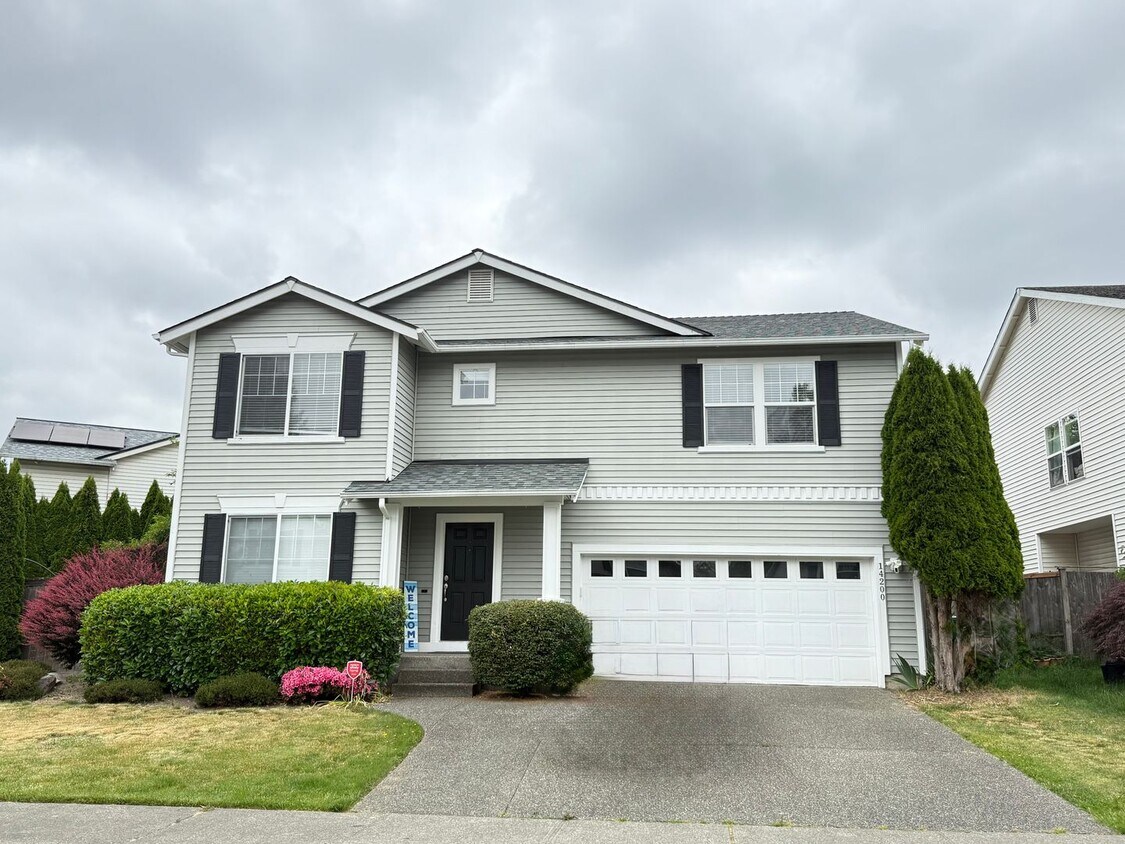 Primary Photo - Move in Ready Luxury 4 Bedroom, 2.5 bath h...
