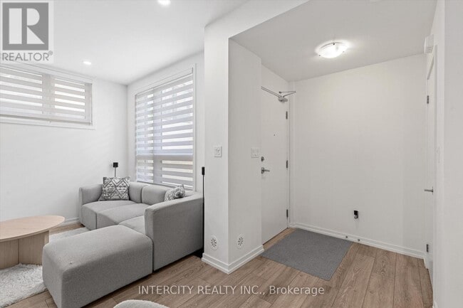 Building Photo - 11-11 Lytham Grn Cir