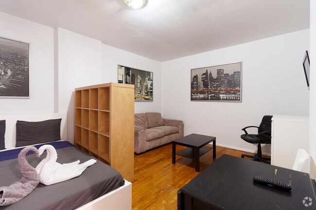 Building Photo - 131 E 94th St
