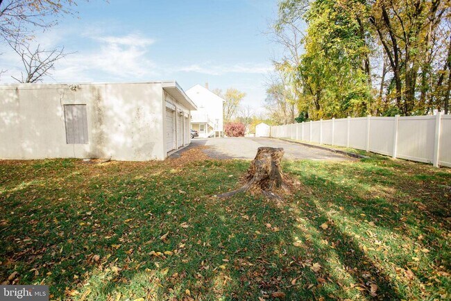 Building Photo - 34 E Oak Ave