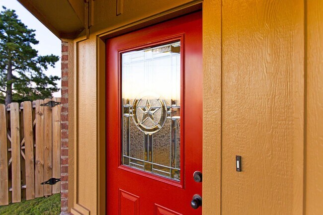 Foto del edificio - Coming Soon! 3 Bed 2 Bath Townhome in Serene West Tyler!