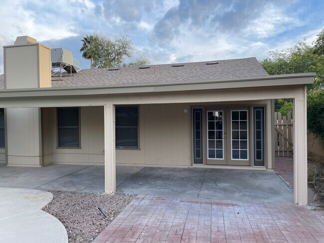 Foto del edificio - 8038 E McLellan Blvd