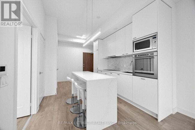 Building Photo - 27 Bathurst St