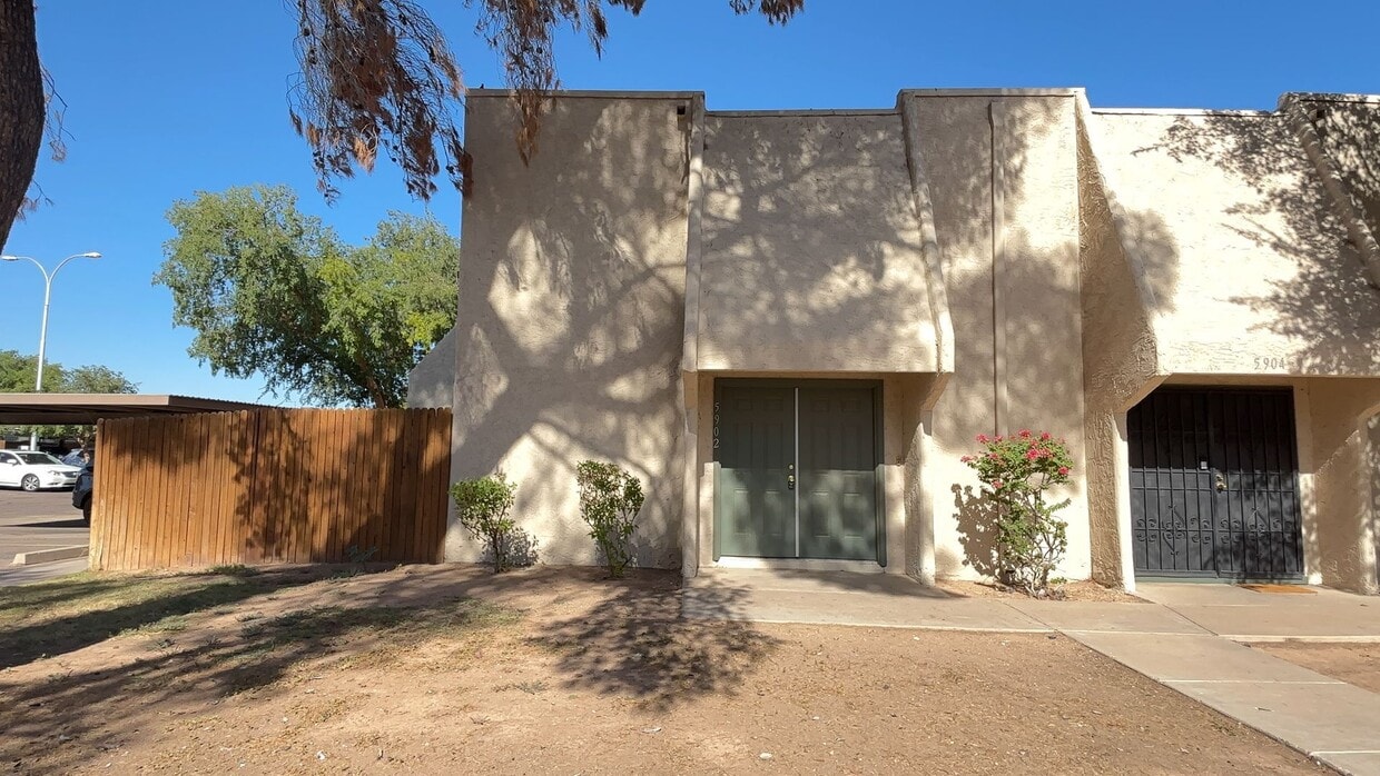 Primary Photo - Charming townhome in Glendale!