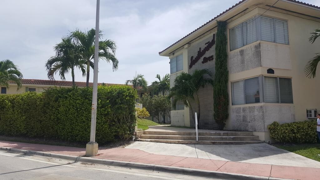 Primary Photo - 2 S Shore Dr