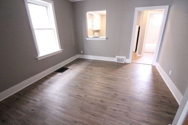 Photo du bâtiment - 1310 Victoria Ave E