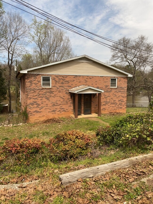 Building Photo - Broadway Lake Townhouse Style Apartment