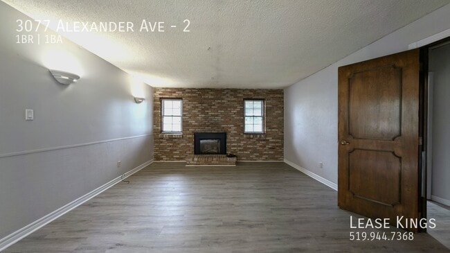 Building Photo - Large 1 Bed 1 Bath Unit Within Walking Dis...