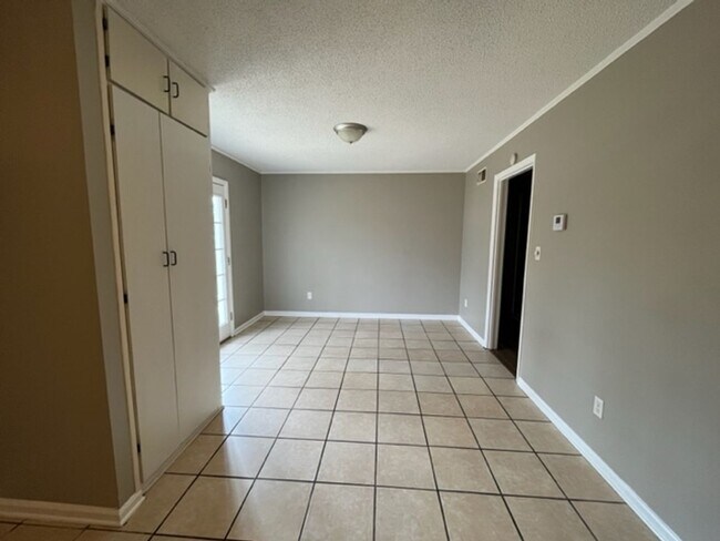 Building Photo - Renovated 3 Bedroom 1 Bath Home for Rent!