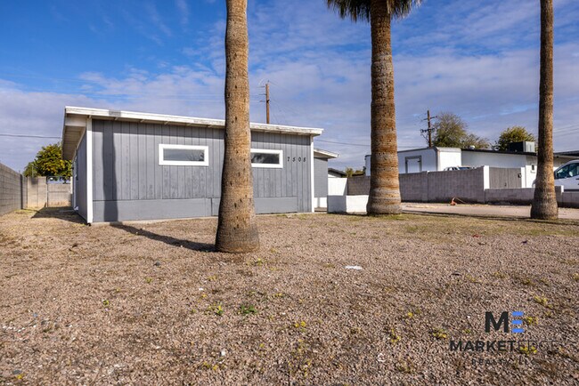 Building Photo - 2Bed/2Bath at 75th/Thomas! $900 MOVE-IN SP...