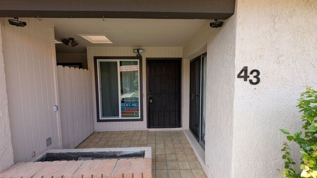 Building Photo - 2 Bedroom Condo Unit in the Colonia Coronita Chandler Townhomes Community Near E Chandler Rd and ...