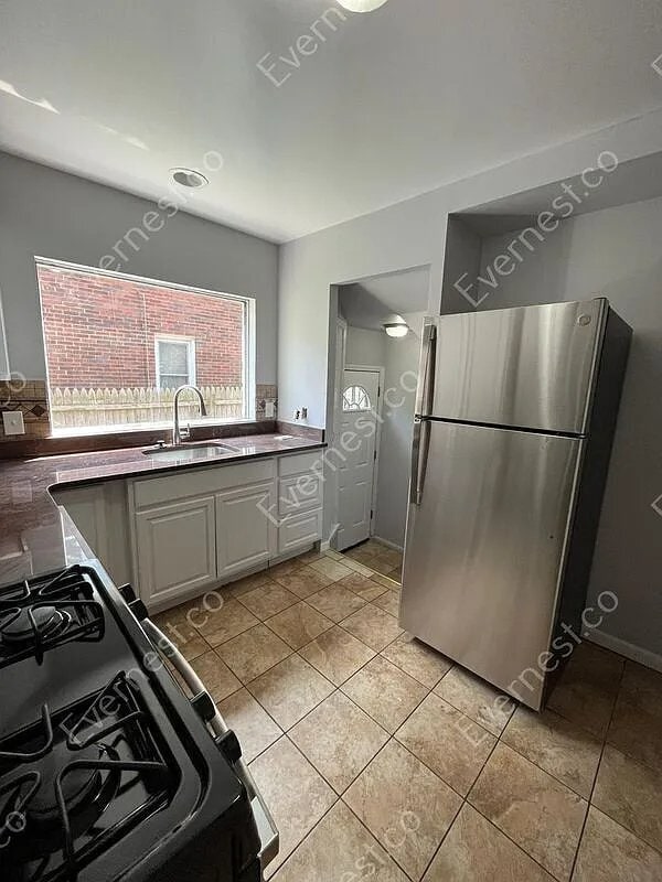 Building Photo - 14233 Piedmont St