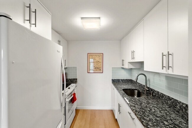 Kitchen - 50-56 Broadlawn Park