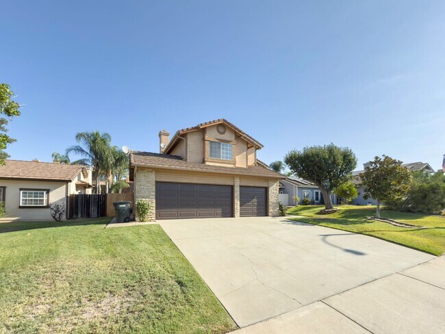 Building Photo - 2 Story, 3-Bedroom POOL + SOLAR Home in Wi...