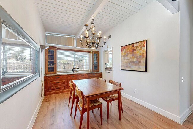 Foto del edificio - 349 S Lone Hill Ave