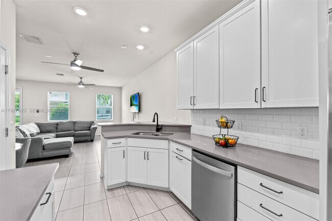 Foto del edificio - 1190 Eucalyptus Dr