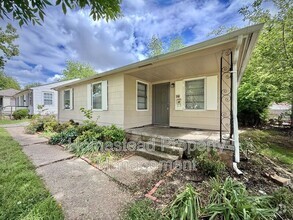 Building Photo - 210 W Mimosa Dr