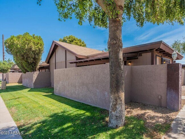 Building Photo - 908 S Hacienda Dr