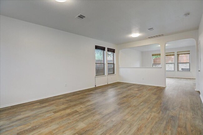 Building Photo - 610 Gina Dr