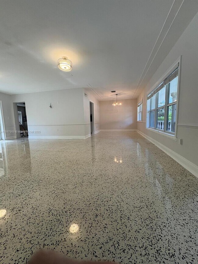 Building Photo - 4804 University Dr