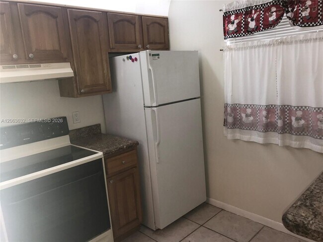 Building Photo - 6796 Palmetto Cir S