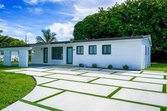 Building Photo - 18711 NW 32 Ct
