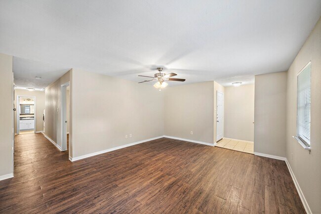 Foto del edificio - Lovely 3 Bedroom 2 Bath Duplex Home with Totally Private Backyard with Nice Wooden Privacy Fence!!