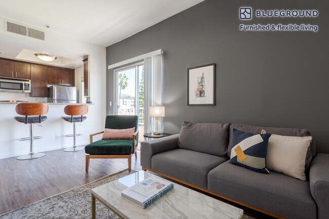 Foto del edificio - 1353 N Martel Ave