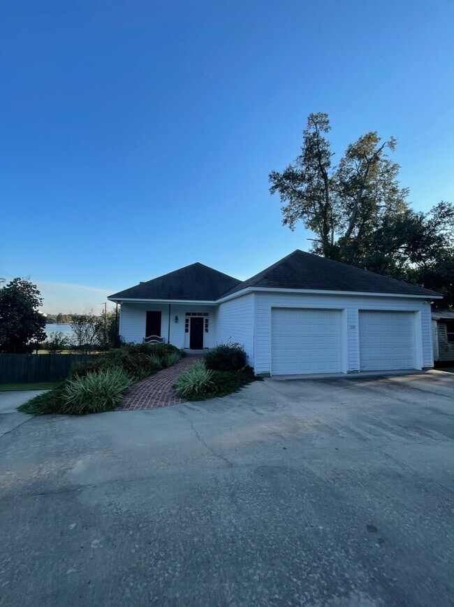 Foto del edificio - 1200 E Main St