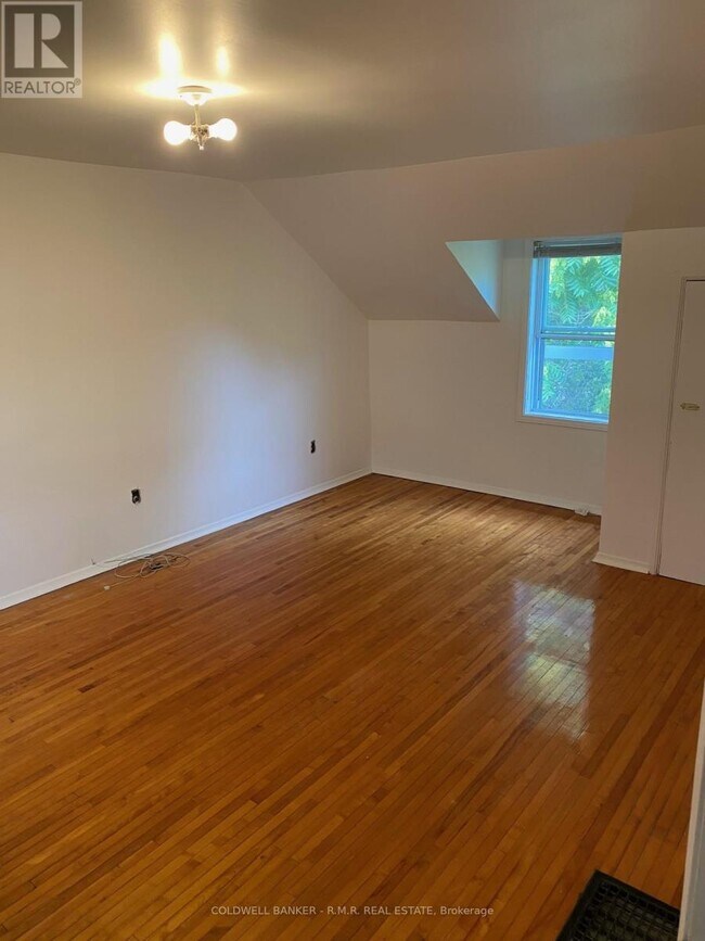 Photo du bâtiment - 348 University Ave W