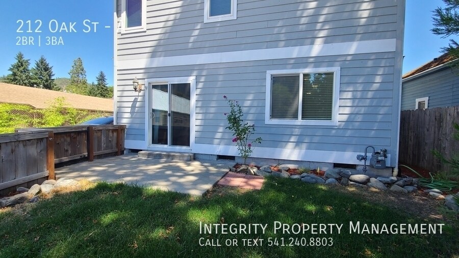 Primary Photo - 212 Oak St