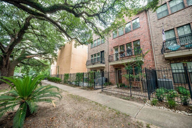 Building Photo - Gracious Townhouse for Rent in Great Midto...