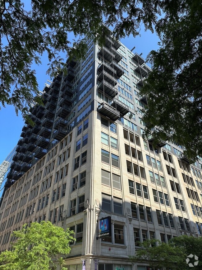 Building Photo - 565 W Quincy St