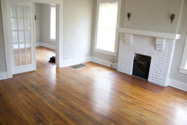 Living Room - 855 N Willett St