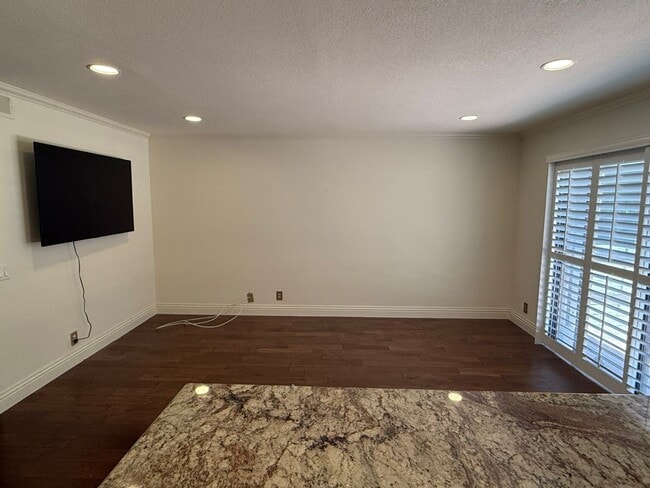 Building Photo - Elegant 3 Bedroom 2.5 Bath Townhome in the...