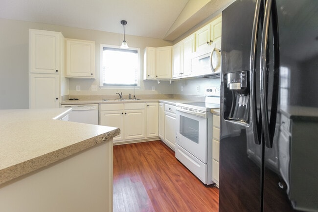 Building Photo - Charming Three Bedroom