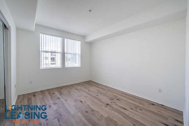 Building Photo - Spacious and stylish three-bedroom with pr...