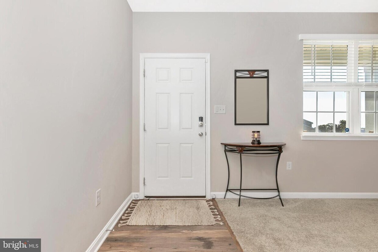 Primary Photo - 1047 Klick Way