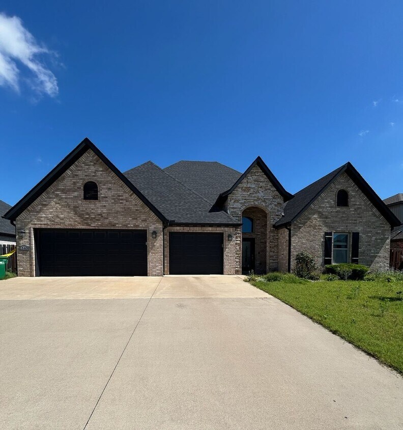 Foto principal - Beautiful 4-Bedroom, 3-Bath Home with Brig...