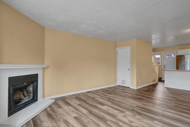 Building Photo - 4766 Live Oak Dr