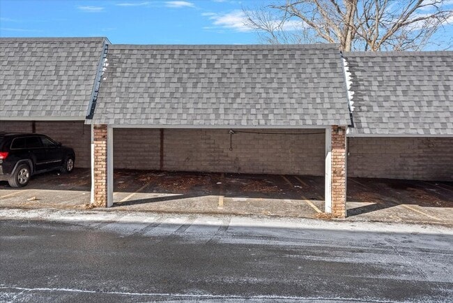 Building Photo - 105 S Elder Ln