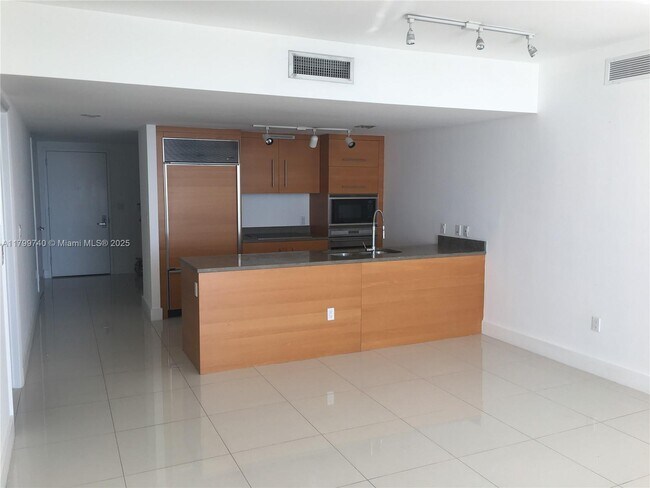 Building Photo - 475 Brickell Ave