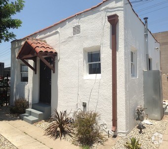 Primary Photo - 1038 N Heliotrope Dr