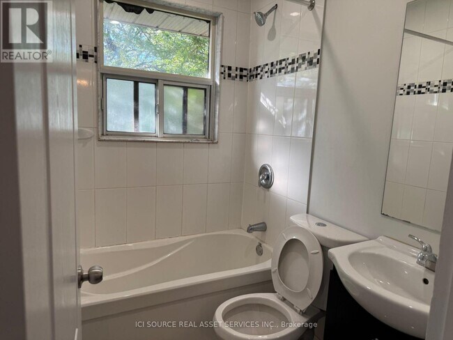 Building Photo - 90 Flamborough Dr
