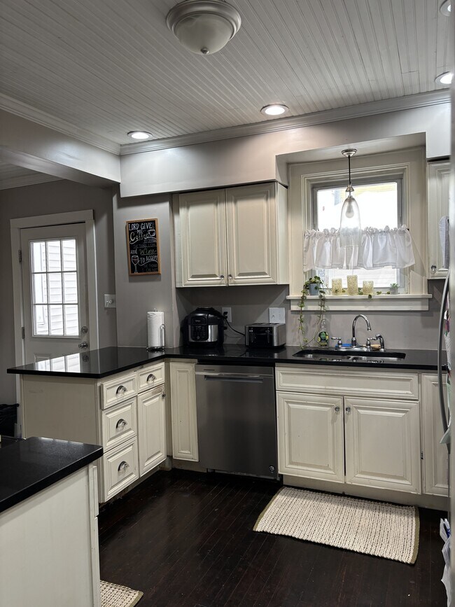 Building Photo - 527 Grove St