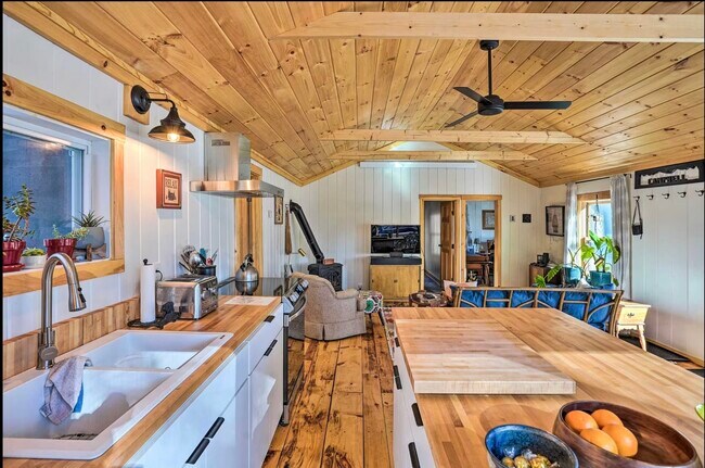 Foto del edificio - 145 Falls Brook Rd