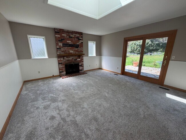 Foto del edificio - Peaceful 3 Bedroom Single-Level Home on Spacious Corner Lot Near Fir Grove Park