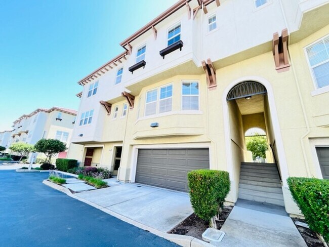 Foto del edificio - Beautiful 3BD/2.5BA Tri-Level Gallery Walk...