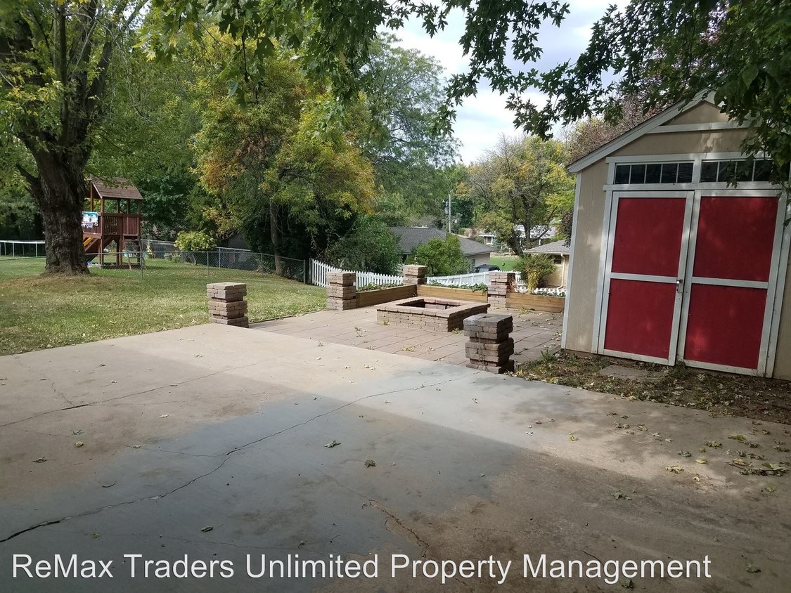 Building Photo - 3 br, 1.5 bath House - 2217 Crestview Dr.