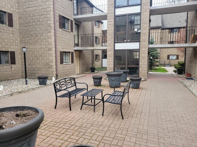 Foto del edificio - 181 Loomis Dr